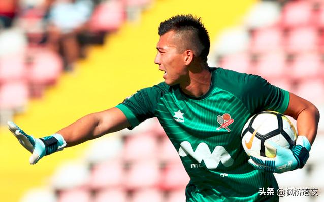 她不墨守成 她不墨守成